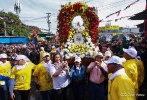 Feligreses acompañan a Santo Domingo de Guzmán rumbo a su morada en Las Sierritas