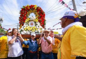 Feligreses acompañan a Santo Domingo de Guzmán rumbo a su morada en Las Sierritas