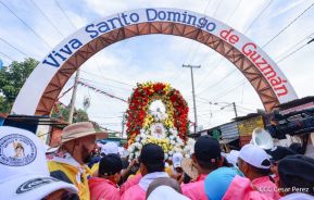 Feligreses acompañan a Santo Domingo de Guzmán rumbo a su morada en Las Sierritas