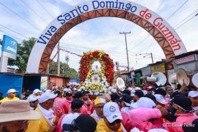 Feligreses acompañan a Santo Domingo de Guzmán rumbo a su morada en Las Sierritas