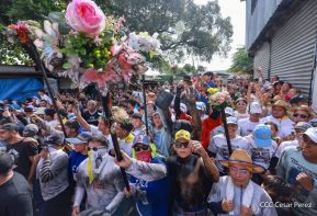 Feligreses acompañan a Santo Domingo de Guzmán rumbo a su morada en Las Sierritas