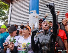 Feligreses acompañan a Santo Domingo de Guzmán rumbo a su morada en Las Sierritas