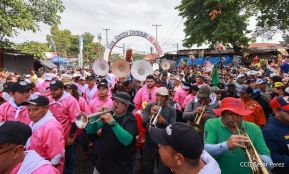 Feligreses acompañan a Santo Domingo de Guzmán rumbo a su morada en Las Sierritas