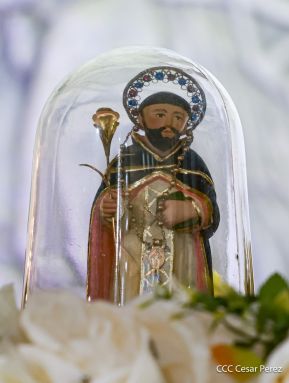 Feligreses acompañan a Santo Domingo de Guzmán rumbo a su morada en Las Sierritas