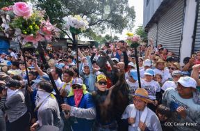 Feligreses acompañan a Santo Domingo de Guzmán rumbo a su morada en Las Sierritas