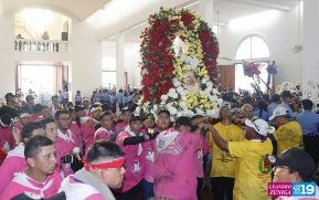 Feligreses acompañan a Santo Domingo de Guzmán rumbo a su morada en Las Sierritas