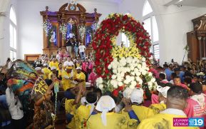 Feligreses acompañan a Santo Domingo de Guzmán rumbo a su morada en Las Sierritas