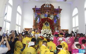 Feligreses acompañan a Santo Domingo de Guzmán rumbo a su morada en Las Sierritas