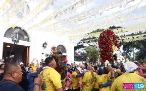 Feligreses acompañan a Santo Domingo de Guzmán rumbo a su morada en Las Sierritas