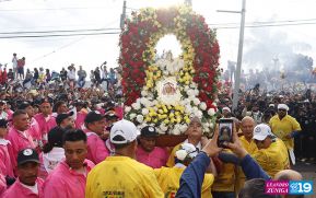 Feligreses acompañan a Santo Domingo de Guzmán rumbo a su morada en Las Sierritas