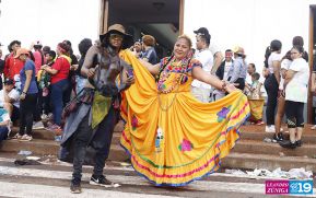Feligreses acompañan a Santo Domingo de Guzmán rumbo a su morada en Las Sierritas