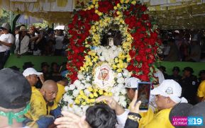 Feligreses acompañan a Santo Domingo de Guzmán rumbo a su morada en Las Sierritas
