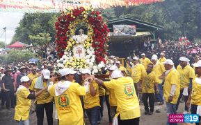 Feligreses acompañan a Santo Domingo de Guzmán rumbo a su morada en Las Sierritas