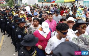 Feligreses acompañan a Santo Domingo de Guzmán rumbo a su morada en Las Sierritas