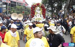 Feligreses acompañan a Santo Domingo de Guzmán rumbo a su morada en Las Sierritas