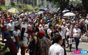Feligreses acompañan a Santo Domingo de Guzmán rumbo a su morada en Las Sierritas