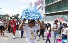 Feligreses acompañan a Santo Domingo de Guzmán rumbo a su morada en Las Sierritas