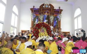Feligreses acompañan a Santo Domingo de Guzmán rumbo a su morada en Las Sierritas