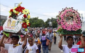 Feligreses acompañan a Santo Domingo de Guzmán rumbo a su morada en Las Sierritas