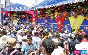 Feligreses acompañan a Santo Domingo de Guzmán rumbo a su morada en Las Sierritas