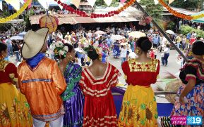 Feligreses acompañan a Santo Domingo de Guzmán rumbo a su morada en Las Sierritas
