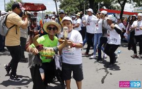 Feligreses acompañan a Santo Domingo de Guzmán rumbo a su morada en Las Sierritas