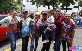 Feligreses acompañan a Santo Domingo de Guzmán rumbo a su morada en Las Sierritas