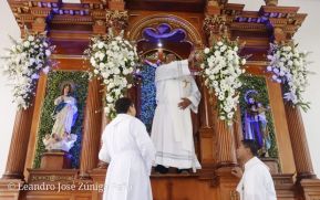 Feligreses acompañan a Santo Domingo de Guzmán rumbo a su morada en Las Sierritas