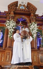 Feligreses acompañan a Santo Domingo de Guzmán rumbo a su morada en Las Sierritas