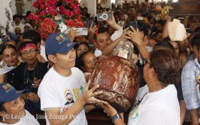 Feligreses acompañan a Santo Domingo de Guzmán rumbo a su morada en Las Sierritas