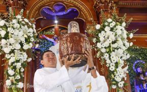 Feligreses acompañan a Santo Domingo de Guzmán rumbo a su morada en Las Sierritas