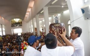 Feligreses acompañan a Santo Domingo de Guzmán rumbo a su morada en Las Sierritas
