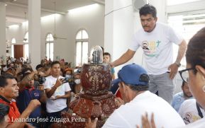 Feligreses acompañan a Santo Domingo de Guzmán rumbo a su morada en Las Sierritas