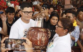 Feligreses acompañan a Santo Domingo de Guzmán rumbo a su morada en Las Sierritas
