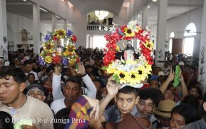 Feligreses acompañan a Santo Domingo de Guzmán rumbo a su morada en Las Sierritas