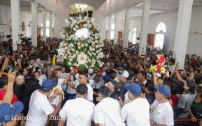 Feligreses acompañan a Santo Domingo de Guzmán rumbo a su morada en Las Sierritas