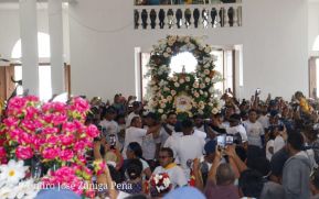 Feligreses acompañan a Santo Domingo de Guzmán rumbo a su morada en Las Sierritas