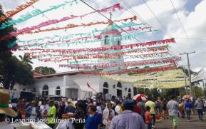 Feligreses acompañan a Santo Domingo de Guzmán rumbo a su morada en Las Sierritas