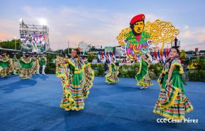 Acto de entrega de buses a cooperativas en celebración a la epopeya de la toma del Palacio Nacional