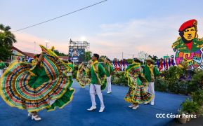 Acto de entrega de buses a cooperativas en celebración a la epopeya de la toma del Palacio Nacional