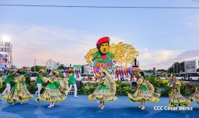 Acto de entrega de buses a cooperativas en celebración a la epopeya de la toma del Palacio Nacional