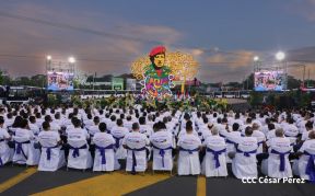 Acto de entrega de buses a cooperativas en celebración a la epopeya de la toma del Palacio Nacional