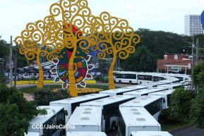Acto de entrega de buses a cooperativas en celebración a la epopeya de la toma del Palacio Nacional