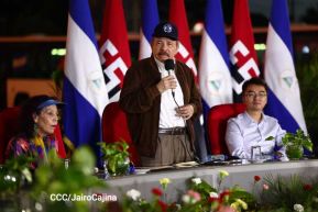Acto de entrega de buses a cooperativas en celebración a la epopeya de la toma del Palacio Nacional