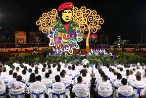 Acto de entrega de buses a cooperativas en celebración a la epopeya de la toma del Palacio Nacional