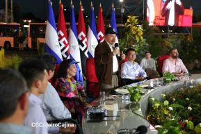 Acto de entrega de buses a cooperativas en celebración a la epopeya de la toma del Palacio Nacional