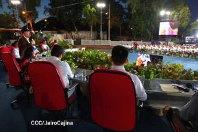 Acto de entrega de buses a cooperativas en celebración a la epopeya de la toma del Palacio Nacional