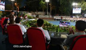 Acto de entrega de buses a cooperativas en celebración a la epopeya de la toma del Palacio Nacional