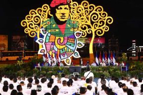 Acto de entrega de buses a cooperativas en celebración a la epopeya de la toma del Palacio Nacional