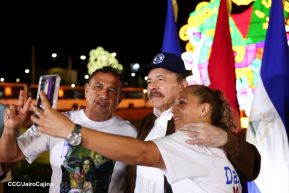 Acto de entrega de buses a cooperativas en celebración a la epopeya de la toma del Palacio Nacional
